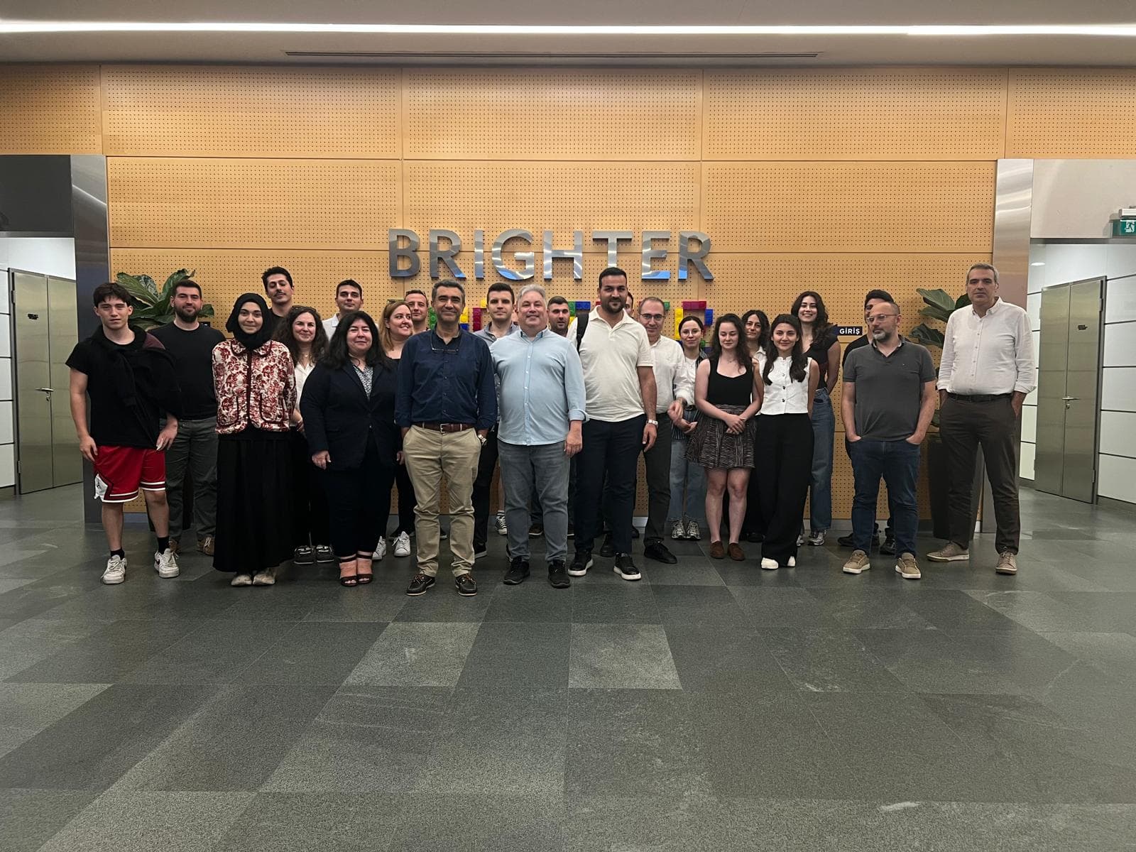 Dr. Özgür Zan with Prof. Dr. Mehmet Erçek and the ITU MBA class after the lecture